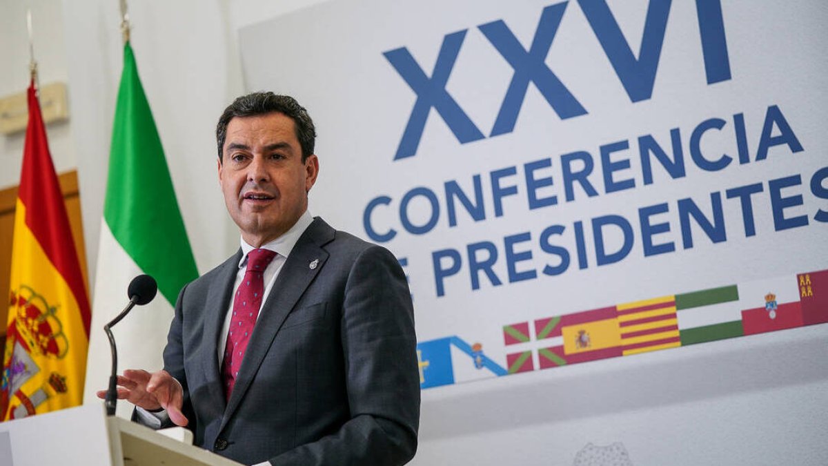 El presidente de la Junta de Andalucía, Juanma Moreno, en La Palma, durante la Conferencia de Presidentes.