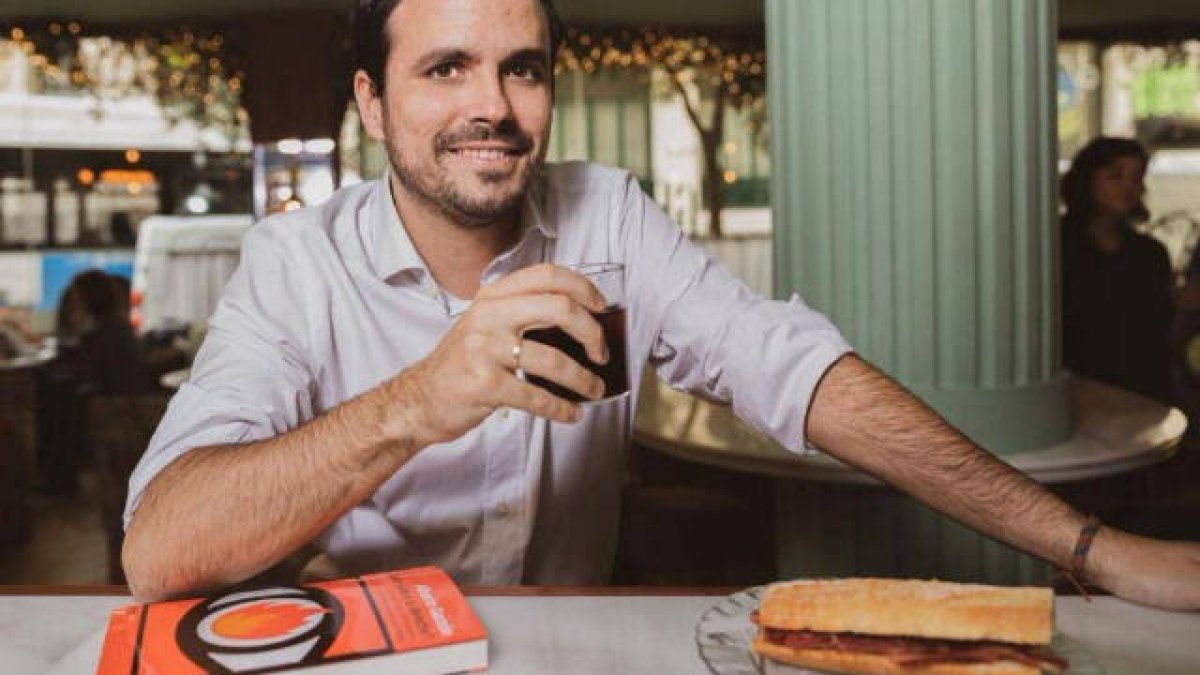 Garzón con un bocadillo de carne