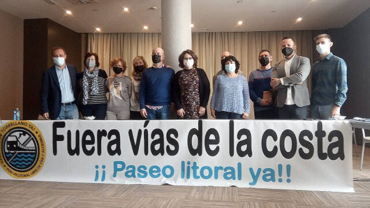 La coportavoz de Compromís, Mónica Oltra, se ha reunido esta mañana con los integrantes de la plataforma