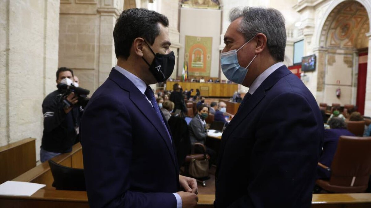 El presidente de la Junta de Andalucía, Juanma Moreno (PP), con el secretario socialista, Juan Espadas , tras su designación como senador.