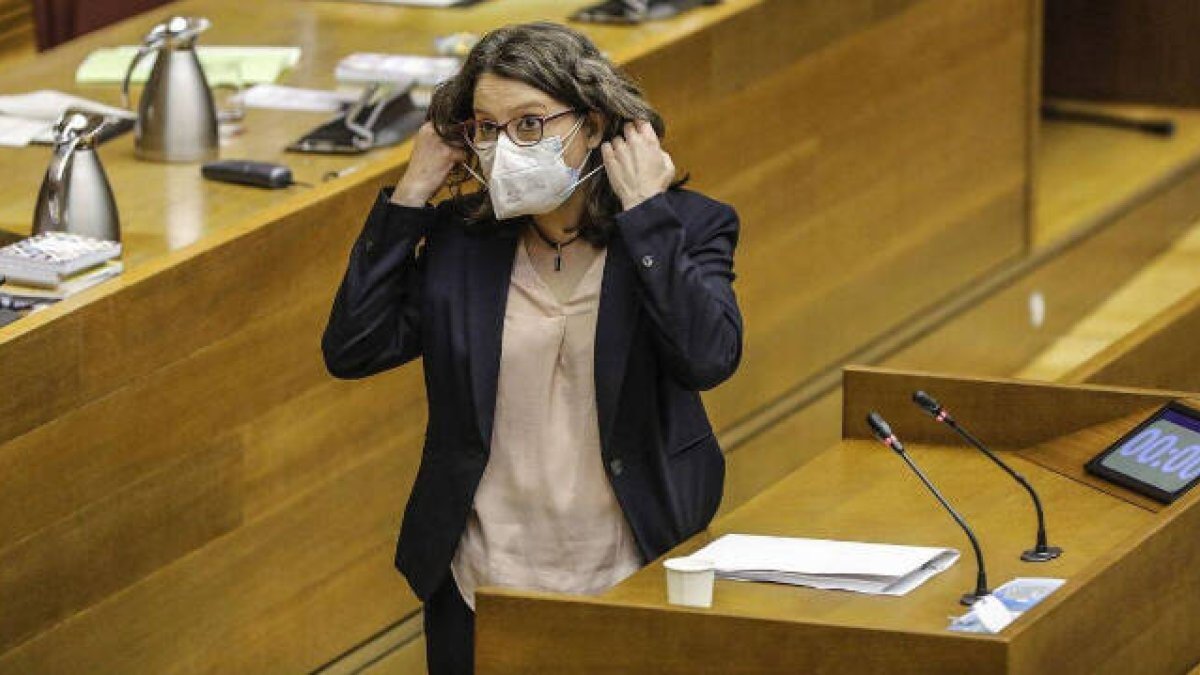 Mónica Oltra en la tribuna de Les Corts