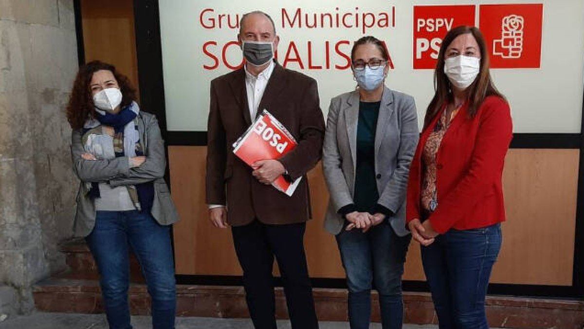 El secretario general del PSPV-PSOE de Alicante, Miguel Millana, acompañado por tres concejalas del grupo municipal