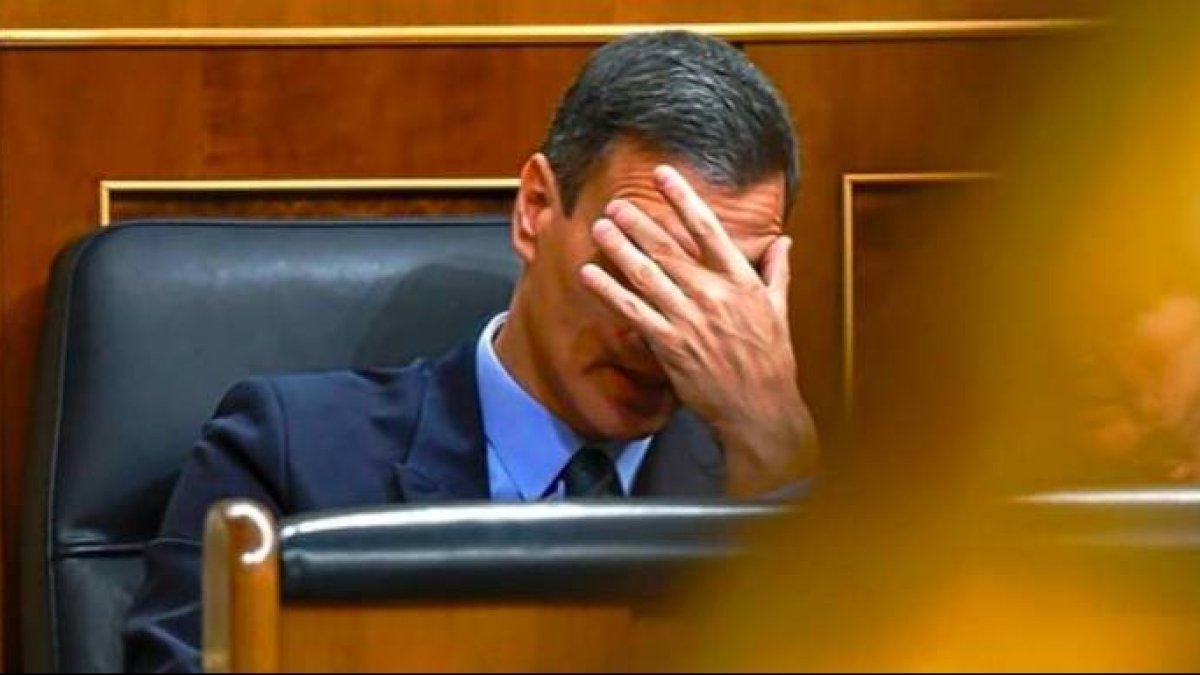 Sánchez, en un gesto pensativo en su escaño del Congreso.