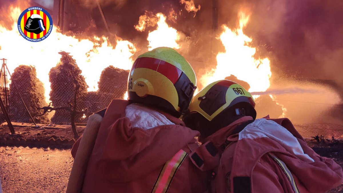 Imagen del momento de la actuación de los bomberos.