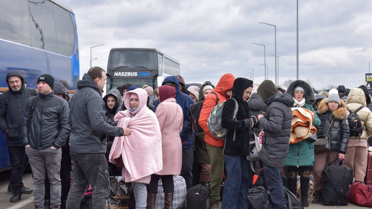 Decenas de ciudadanos ucranianos esperan en la frontera para salir hacía sus países de acogida.