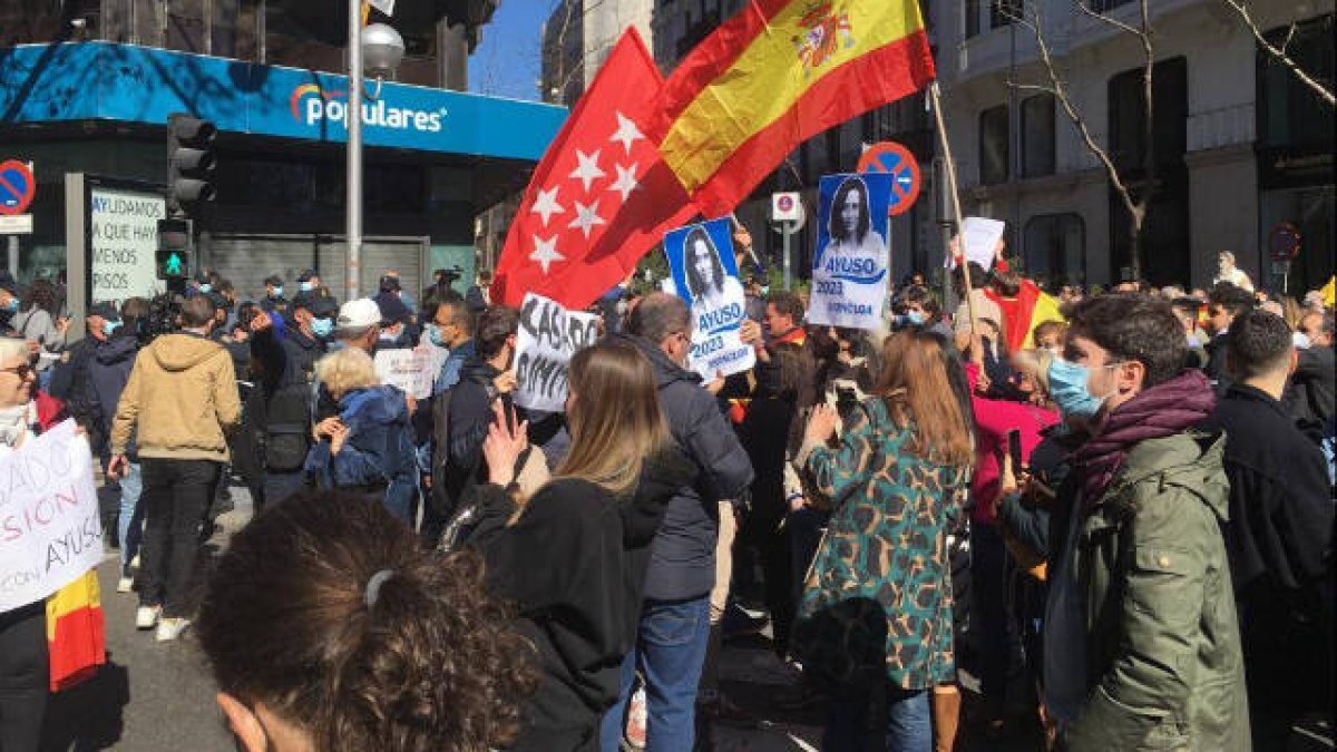 Miles de personas se han concentrado este domingo en Madrid para respaldar a Ayuso