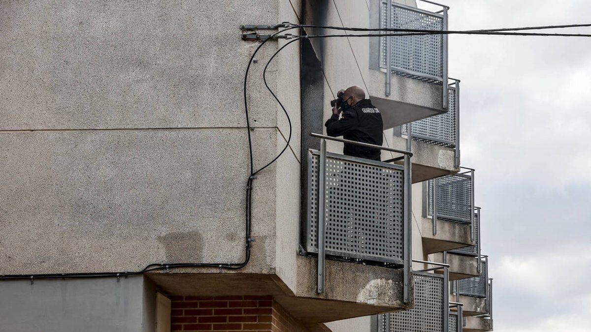 Un agente realiza fotografías del interior de la Residencia de la Tercera Edad de Moncada donde esta pasada noche se ha producido un incendio, a 19 de enero de 2022, en Moncada,