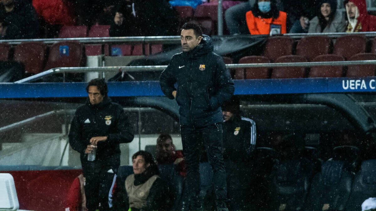 Xavi Hernández, en el banquillo del Nou Camp, durante el partido de Champions ante el Benfica.