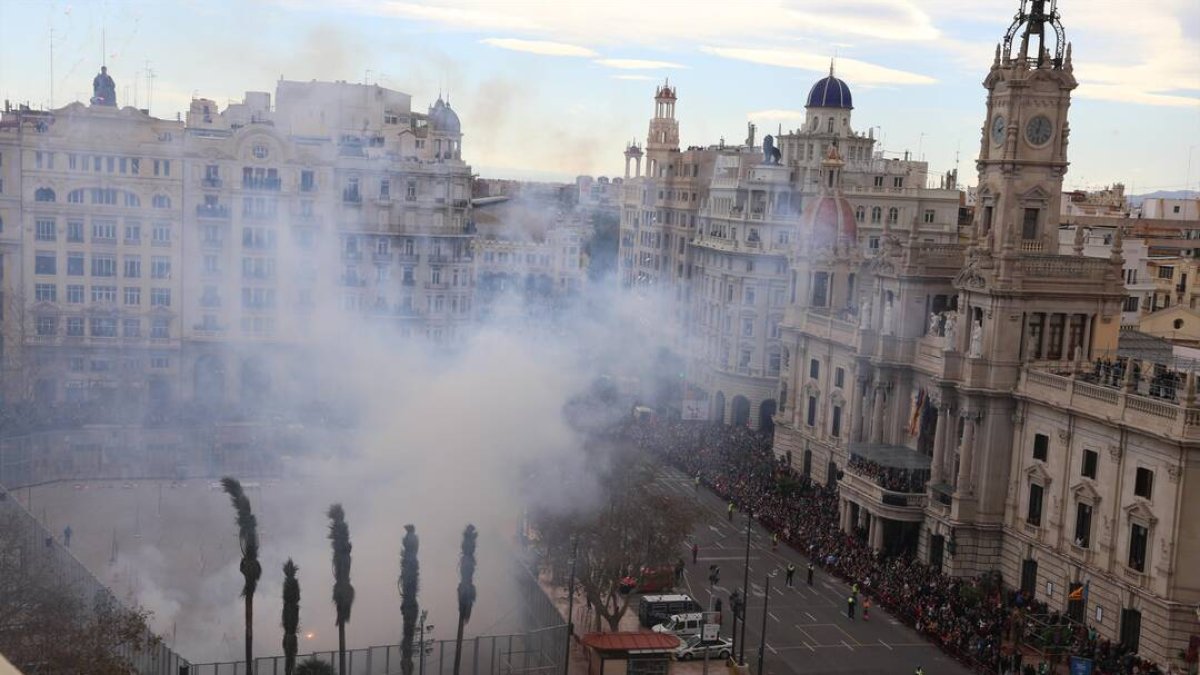 Imagen de archivo de la mascletà vista desde el Ateneo Mercantil de Valencia.