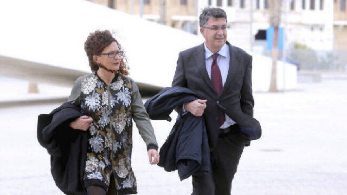 Tona Català junto a su marido el presidente de Les Corts, Enric Morera