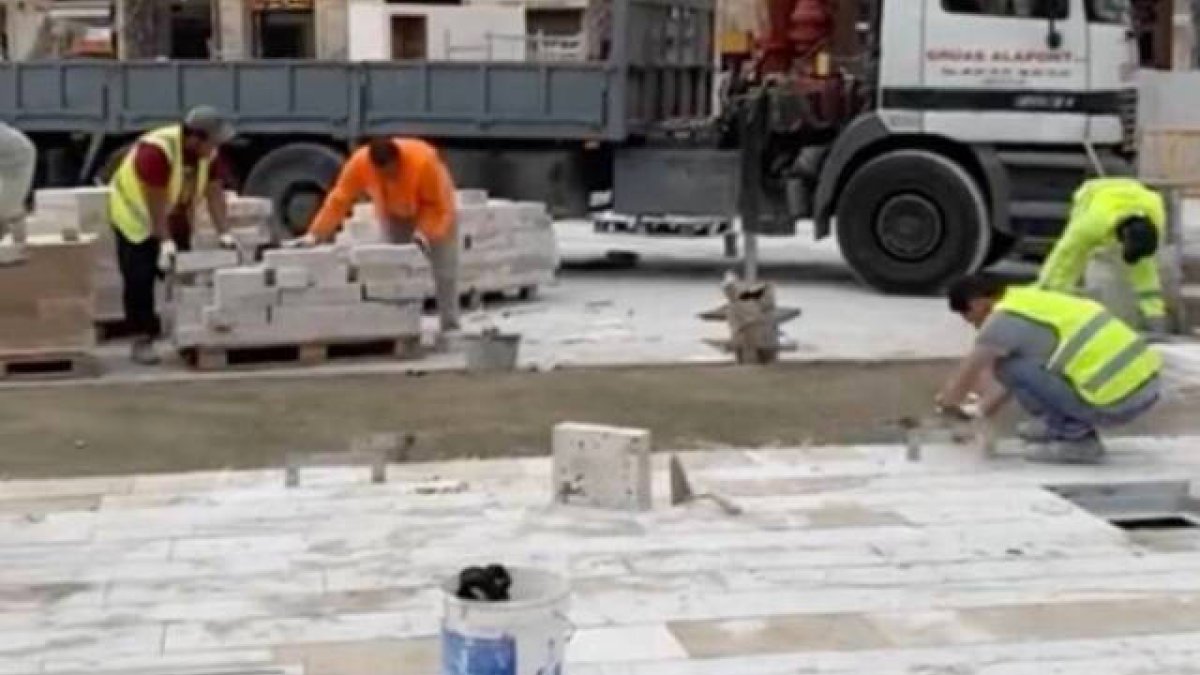 Trabajadores de la Plaza de la Reina sin mascarilla y sin casco