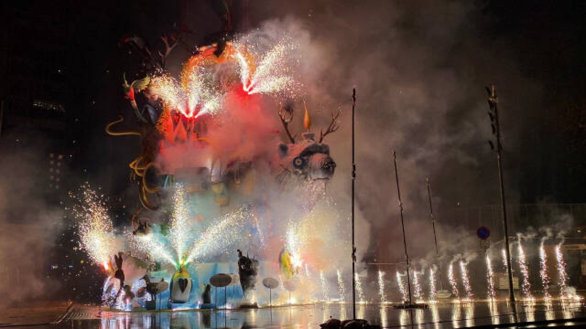 Cremà de la falla de la plaza del Ayuntamiento