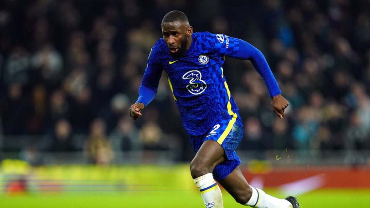 Rudiger conduce un balón durante un partido con el Chelsea.