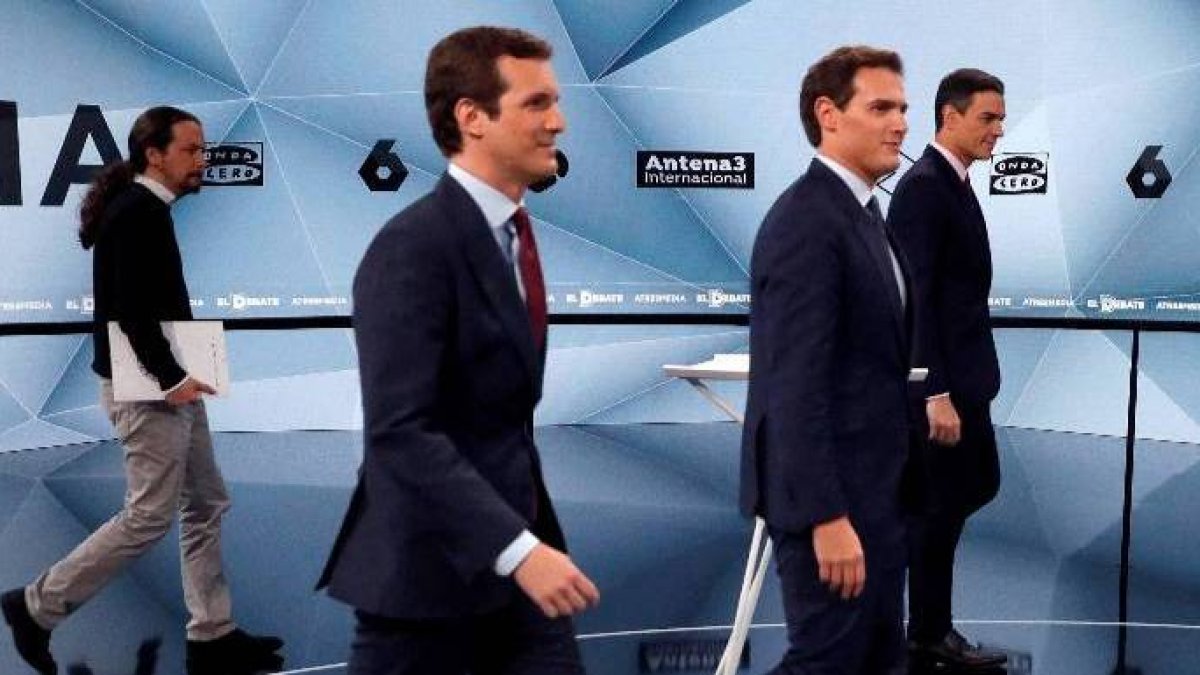 Iglesias, Casado y Rivera... junto a Sánchez. Solo sobrevive él.