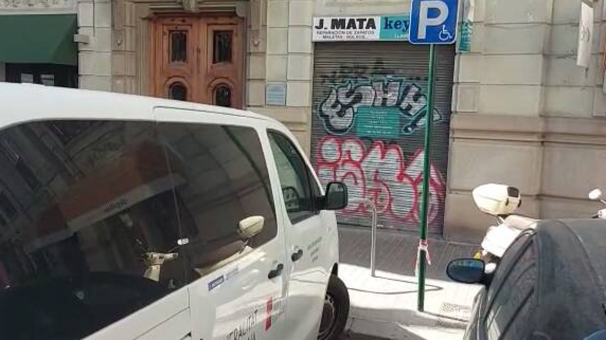 Imagen del vehículo estacionado en la plaza para minusválidos.