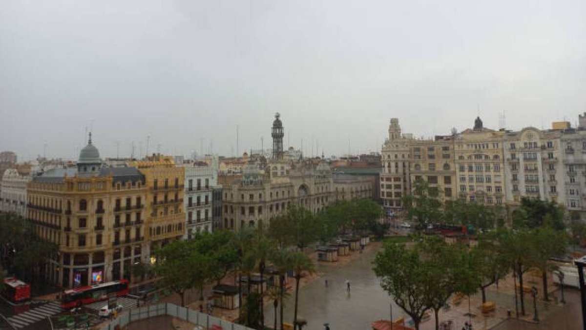 Imagen de la borrasca en la Plaza del Ayuntamiento de Valencia.