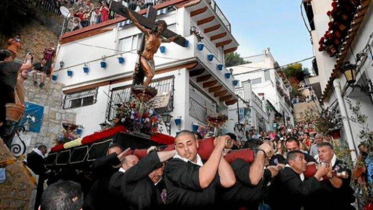 Costaleros del barrio de la Santa Cruz de Alicante con el Cristo de la Fe 'El gitano'