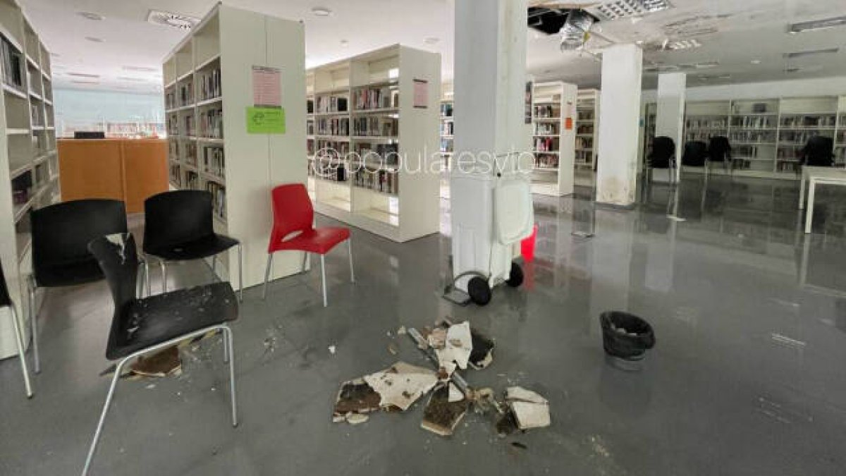 Techos caídos en la biblioteca de Na Rovella