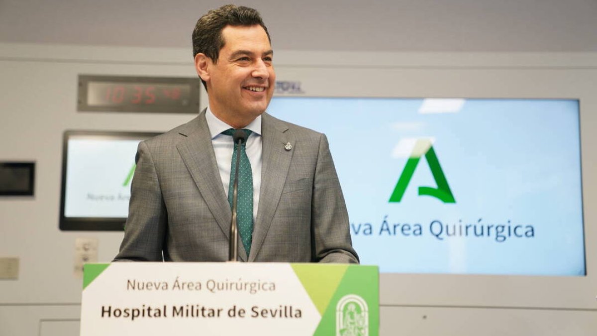 El presidente de la Junta de Andalucía, Juanma Moreno, en la visita a la nueva ampliación ejecutada en el Hospital Militar de Sevilla.