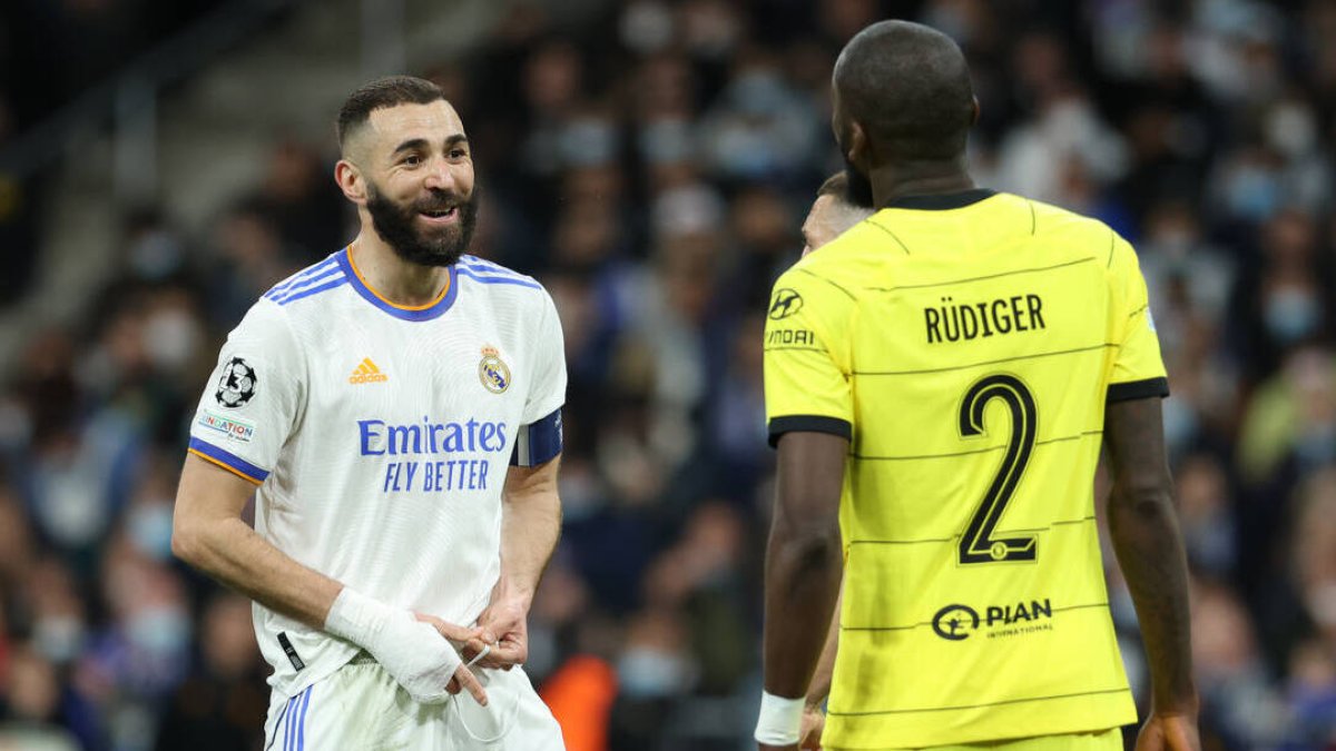 Rüdiger, frente a Benzema, en la eliminatoria de Champions entre el Real Madrid y el Chelsea.