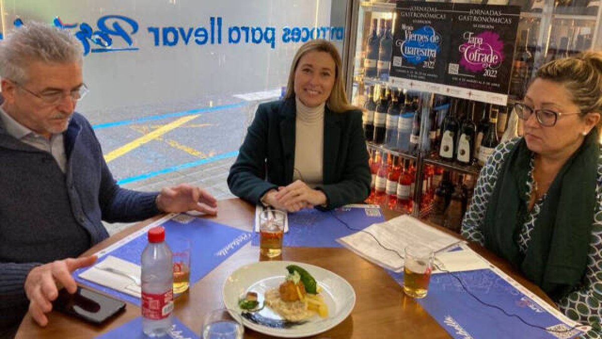 La concejala de Comercio, Lidia López, durante la presentación de la ruta