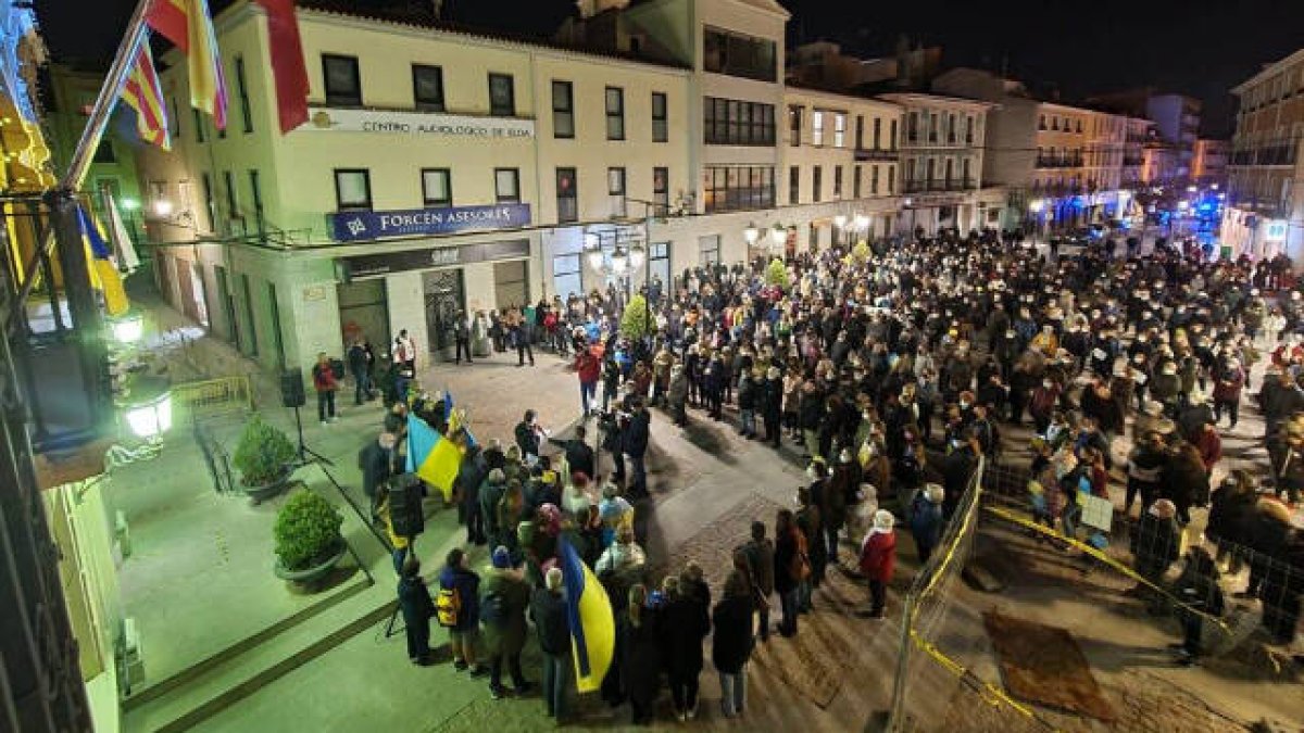 Más de 500 personas se han congregado en la plaza del Ayuntamiento de Elda