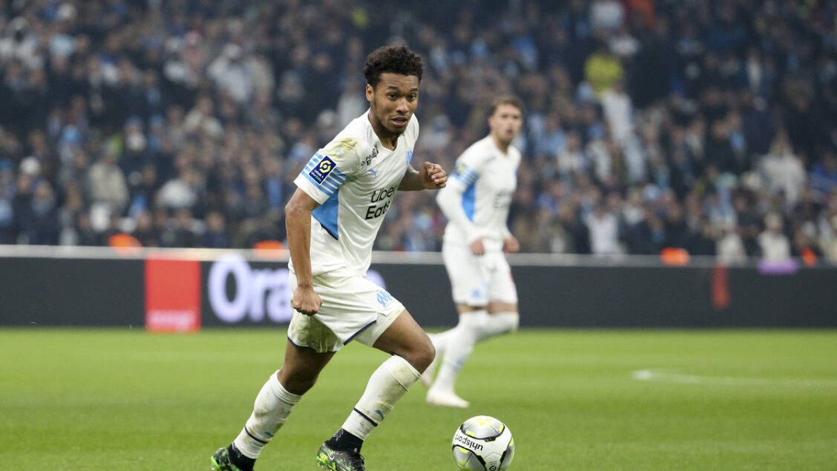 Boubacar Kamara conduce el balón durante un partido con el Olympique de Marsella.