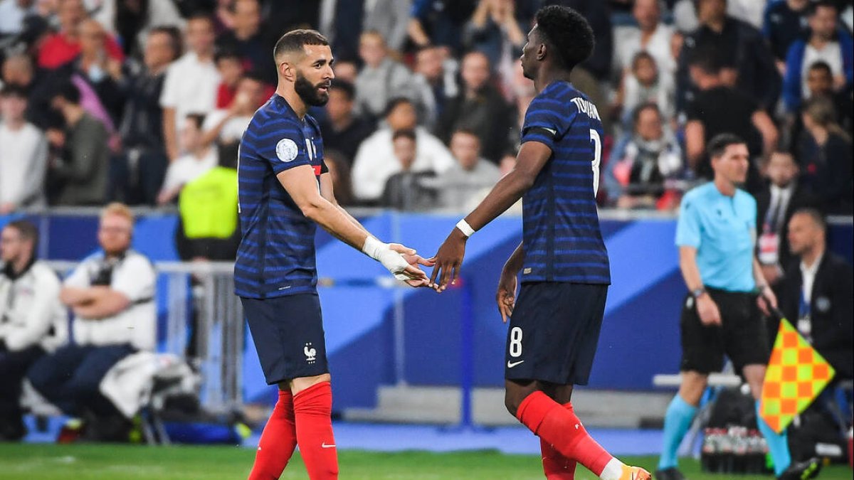 Tchouaméni, junto a Benzema, en un partido reciente de la selección francesa.