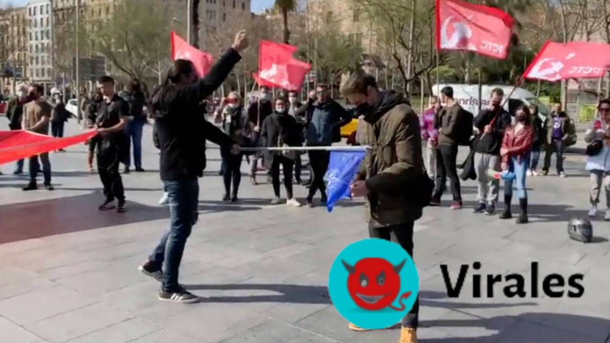 Comunistas intentando quemar una bandera de la OTAN