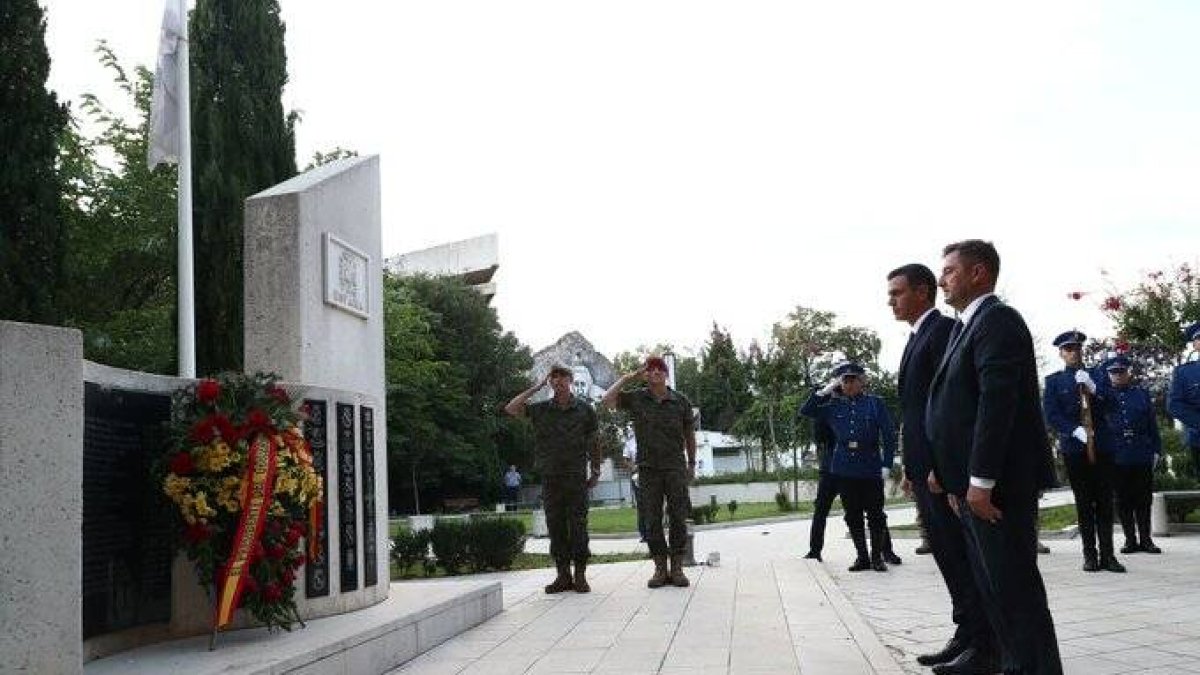 Sánchez en su ofrenda floral en Mostar.