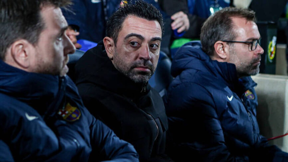 Xavi Hernández, rodeado por sus colaboradores, en un partido de la presente temporada.