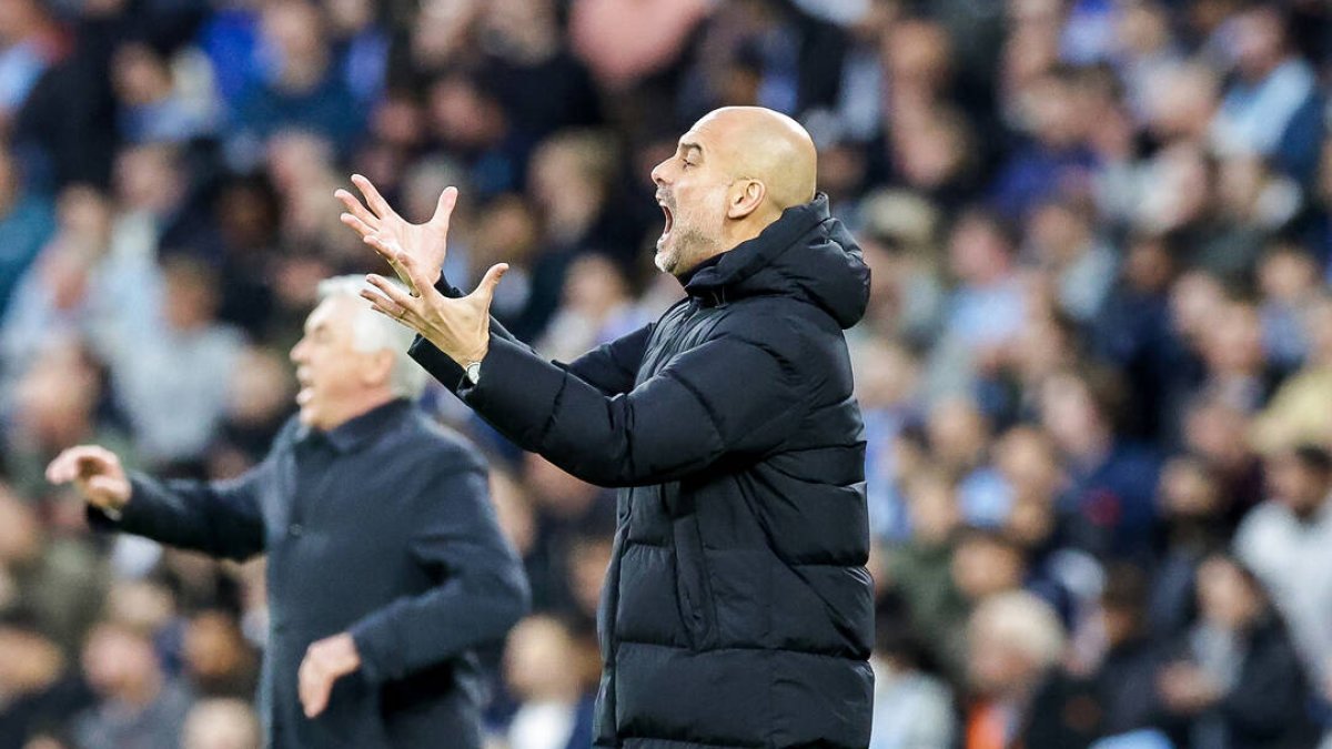 Pep Guardiola se lamenta de una situación, con Carlo Ancelotti en segundo plano.