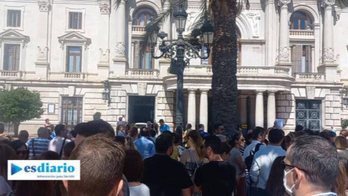 Protesta de la plataforma Interinos en Abuso frente al Ayuntamiento de Valencia.