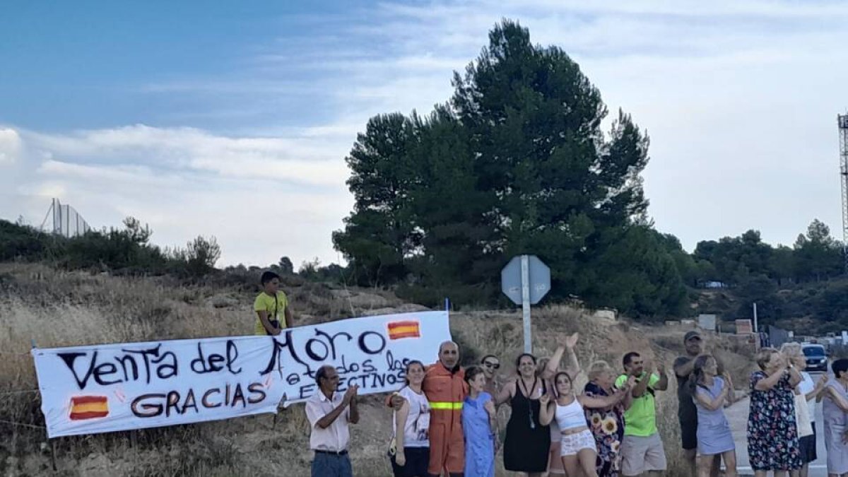 Imagen de los vecinos agradeciendo de labor desempeñada por los bomberos - CONSORCIO PROVINCIAL DE BOMBEROS DE VALENCIA