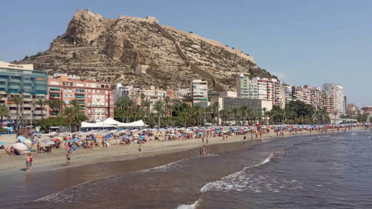 Playa del postiguet de Alicante con el castillo de Santa Bárbara de fondo