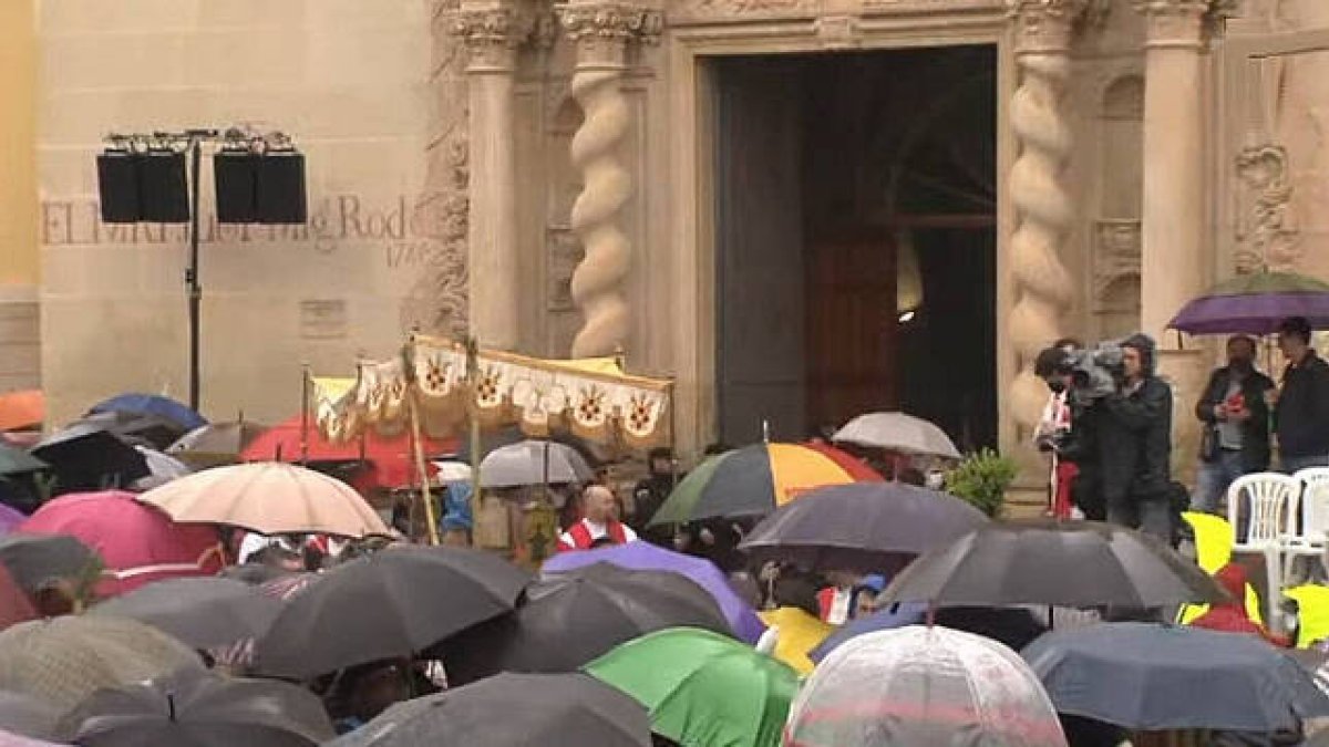 Miles de personas se han desplazado hasta el Monasterio para presenciar la salida de la Santa Faz