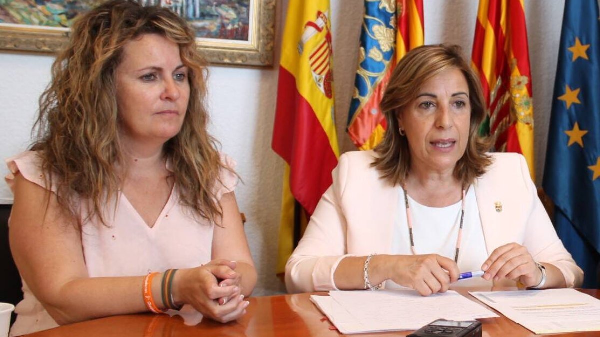 Cristina Fernández (izquierda), portavoz de Ciudadanos en el Ayuntamiento de Benicàssim, junto a Susana Marqués, alcaldesa de Benicàssim.