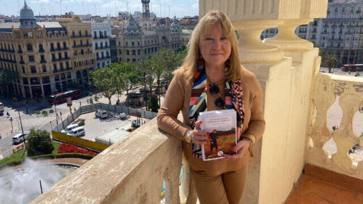 Maria Jesús Puchalt con su nueva novela 'No hay bisontes en los valles de amapolas' en las oficinas de ESdiarioCV - ES DIARIO CV