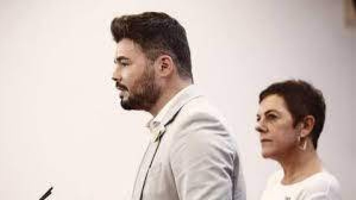 Gabriel Rufián (ERC) y Merche Aizpurúa (Bildu), en una comparecencia en el Congreso.