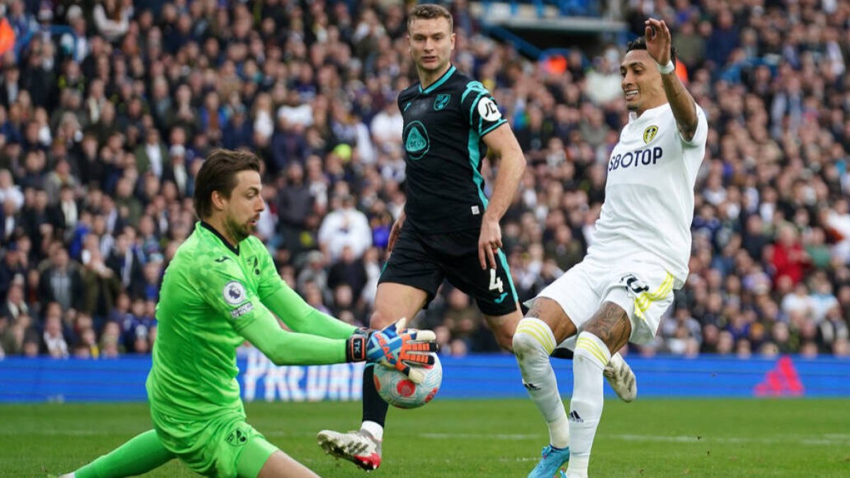 Raphinha, con la camiseta blanca del Leeds United en un partido de la Premier.