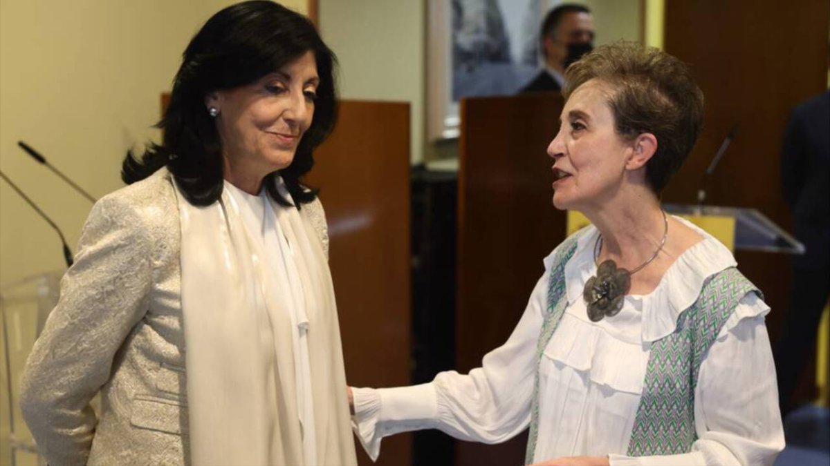 Esperanza Casteleiro (izda) junto a su antecesora, la purgada Paz Esteban.