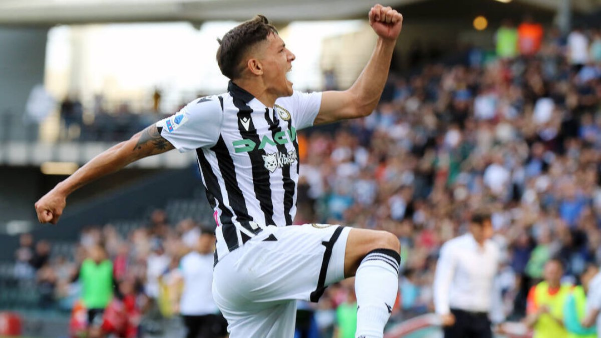 Nahuel Molina, celebrando un gol con la camiseta del Udinese.