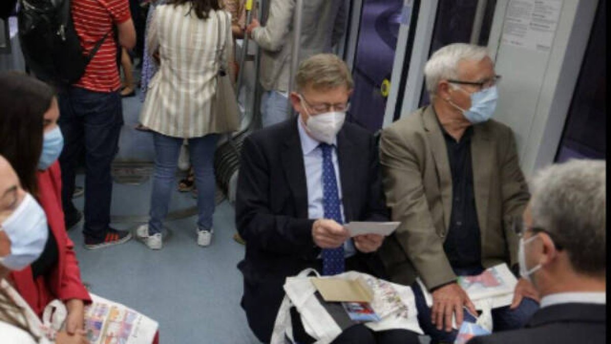 El presidente de la Generalitat, Ximo Puig, junto al alcalde de Valencia, Joan Ribó en el tranvía L10.