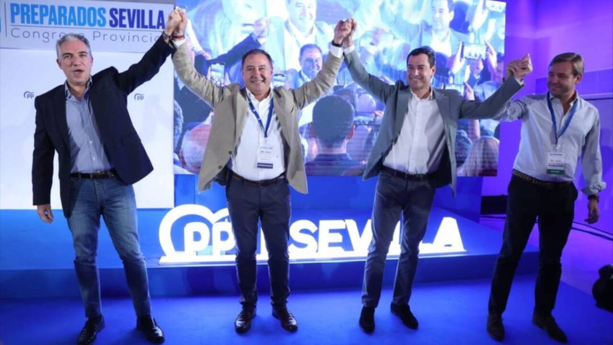 El coordinador del PP nacional, Elías Bendodo; el presidente del PP de Sevilla, Ricardo Sánchez; el presidente de la Junta, Juanma Moreno y el secretario general del PP andaluz, Antonio Repullo.