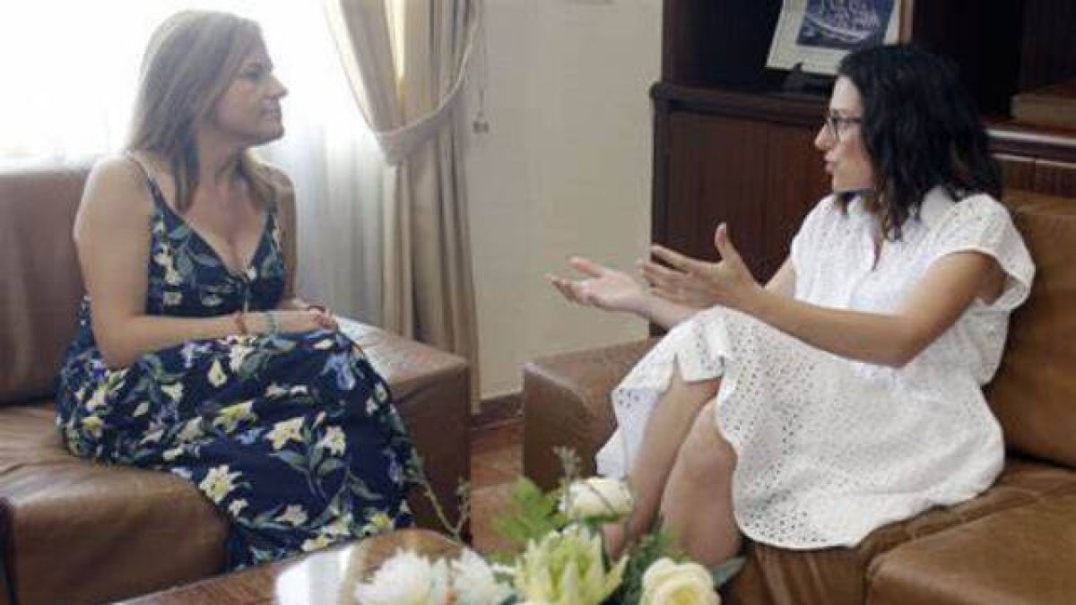 La vicepresidenta y consellera de Igualdad, Aitana Mas junto a la delegada del Gobierno Pilar Bernabé.