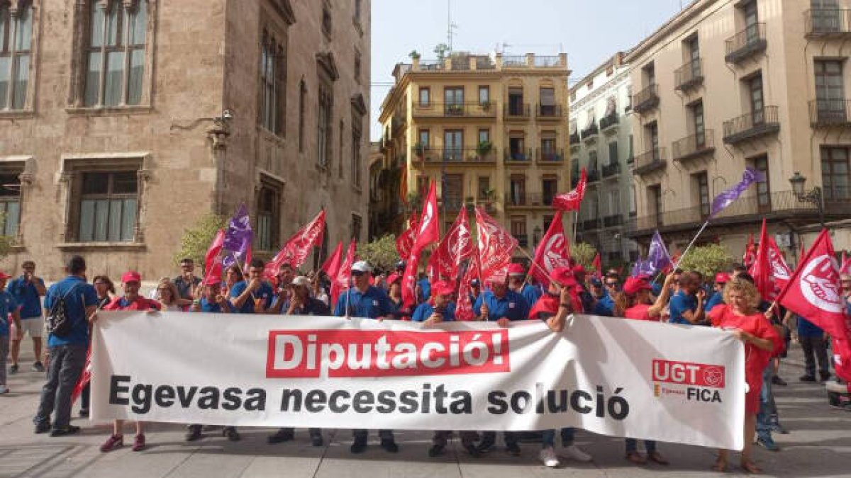 Concentración de trabajadores de Egevasa frente a la Diputación de Valencia.