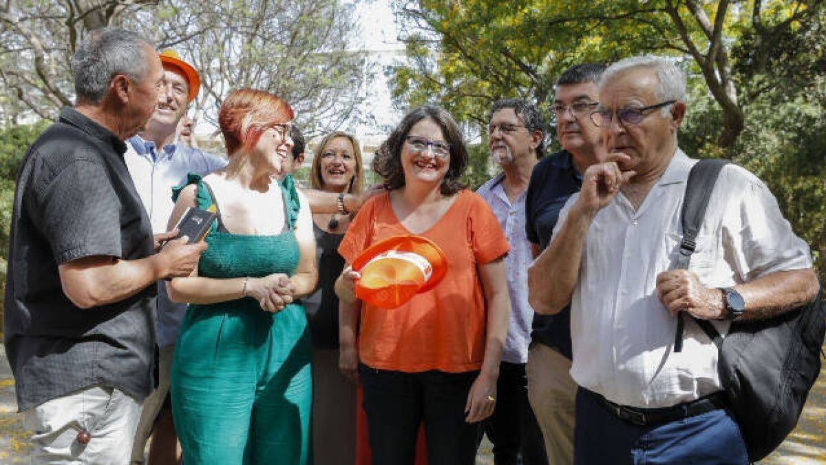 Mónica Oltra en su polémica fiests rodeada de dirigentes de Compromís que deben tomar la decisión