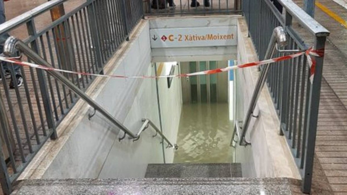 Imagen de la estación Xàtiva-Moixent inundada por las fuertes lluvias - COMARCAL CV