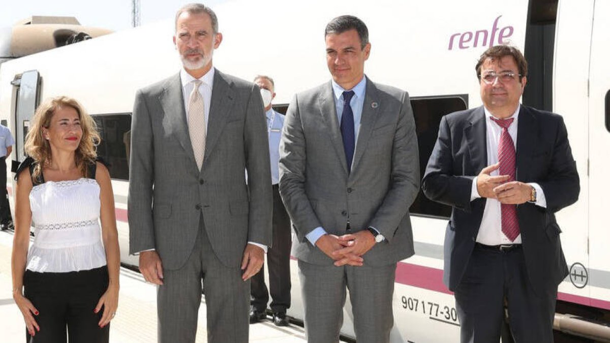 Sánchez, junto al Rey y Vara, en la inauguración del 