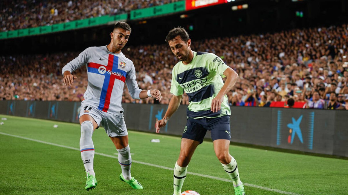 Bernardo Silva protege el balón ante Ferran Torres en el amistoso celebrado el pasado miércoles en el Camp Nou.